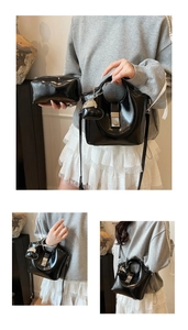 Vista triple de un bolso tote de charol negro y neceser con colgante de corazón elegante