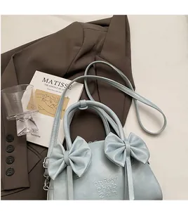Détail du sac à bandoulière bleu clair avec double nœud et sangle ajustable