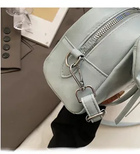 Détail du sac à main bleu clair avec ferrures argentées de qualité et cuir synthétique lisse