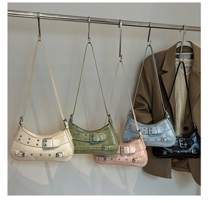 Détail des sacs portés épaule Y2K en cinq couleurs avec œillets métalliques et boucles
