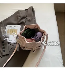 Sac seau en cuir rose avec intérieur spacieux pour téléphone, portefeuille et parapluie