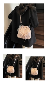 Détail du sac seau plissé rose avec cordon de serrage et breloque noeud en perles