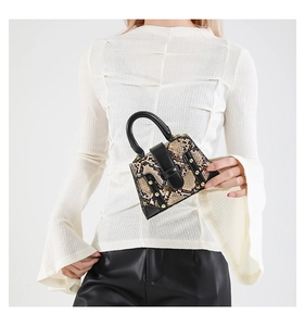 Detail der Mini-Handtasche mit Schlangenmuster, schwarzem Leder und Goldnieten