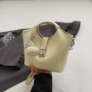 Bolso de Cubo para Mujer de Cuero PU Minimalista y Pochette Bolso de Mano Con Colgante de Corazón Cierre de Metal Bolso Bandolera Diario
