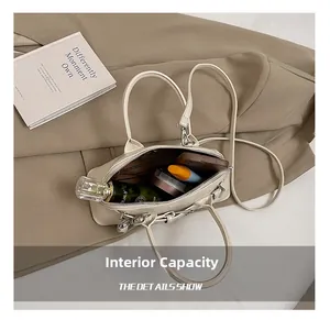 Vue intérieure du sac coquille montrant le rangement du téléphone et du maquillage