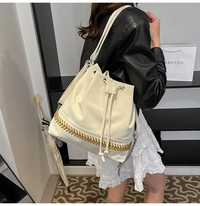 Elegante borsa a secchiello bianco crema con catena dorata sulla spalla per lo stile quotidiano