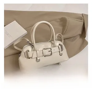 Détail du mini sac coquille blanc crème avec boucle de ceinture et garnitures argentées