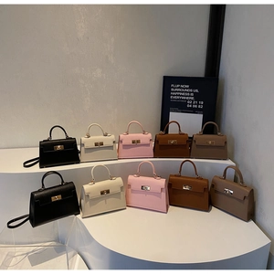 Detailed display of trapezoidal Kelly style handbags in five colors on display steps