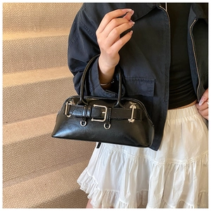 Détail du sac à main noir brillant avec boucle argentée vintage et large sangle