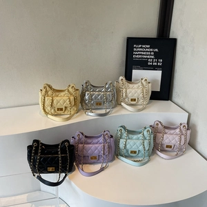 Borse a spalla trapuntate con catena da donna in vari colori vivaci per la primavera