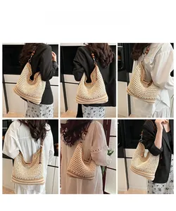 Détail d'un sac fourre-tout en tricot ajouré avec perles en bois et rayures brunes