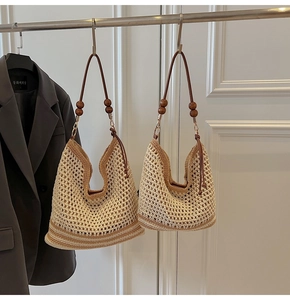 Détails de sacs fourre-tout en paille tressée avec poignées en cuir et perles en bois