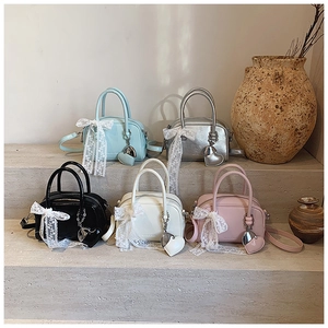 Mini sacs à main en cinq couleurs avec nœuds en dentelle et pendentifs en cœur