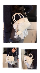 Détails du sac Boston crème avec nœud en dentelle blanche et pendentif coeur argenté