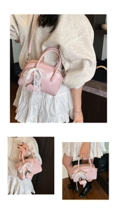Sac polochon en cuir verni rose avec nœud en dentelle blanche et breloque en cœur