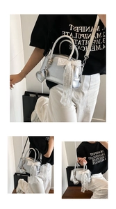 Sac métallisé argenté avec nœud en dentelle et breloque cœur pour un style polyvalent