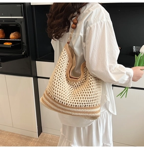 Détail du sac fourre-tout ajouré crocheté à la main avec perles en bois et texture tissée
