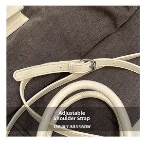 Détail de la bandoulière réglable en similicuir et boucle argentée sur sac crème