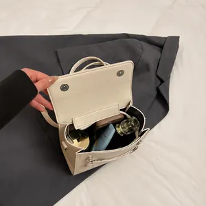 Vue détaillée de la capacité interne du sac à main carré couleur crème élégant
