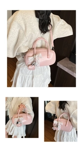 Vue détaillée du sac bowling rose brillant avec nœud en dentelle et pendentif cœur