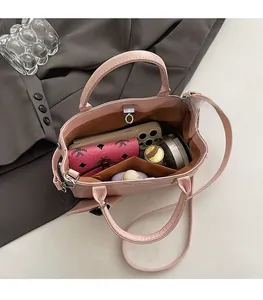 Intérieur spacieux du sac à main en cuir rose clair montrant les compartiments et la capacité