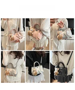 Collage de sacs à bandoulière en cuir PU chic avec breloques ours en plusieurs couleurs