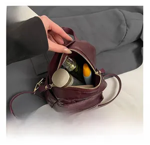Detailansicht des Innenraums des tiefvioletten Leder-Rucksacks mit Stauraum-Anzeige
