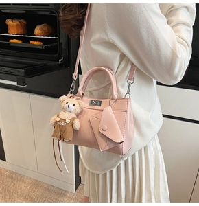 Sac à main rose en cuir PU avec bandoulière, pendentif ours en peluche et mini pochette