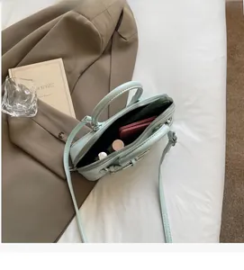 Sac bandoulière vert menthe avec intérieur spacieux pour portefeuille et mobile
