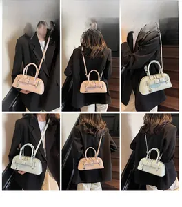 Détail des sacs à bandoulière élégants en rose et vert avec pendentifs en forme de cœur
