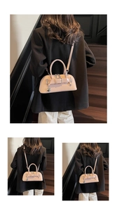 Détails du sac porté épaule en cuir verni rose pâle avec sangles et breloque coeur