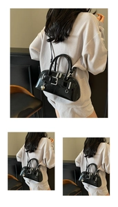 Détail du sac en cuir PU noir avec boucles argentées et pendentif en métal en forme de cœur