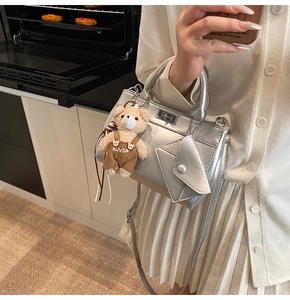 Sac à main argenté avec pendentif ours en peluche et mini pochette incluse