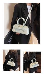 Détail du sac bandoulière vert menthe avec boucle en métal argenté et pendentif cœur