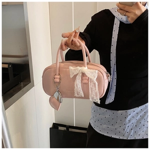 Sac Boston rose avec nœud en dentelle, breloque miroir cœur et détail 'LOVE & BAGS' gravé