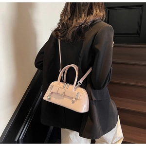 Sac bowling rose clair brillant avec détails argentés et pendentif en forme de cœur