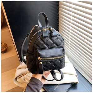 Nahaufnahme von schwarzem gestepptem Leder Mini-Rucksack mit elegantem Goldreißverschluss
