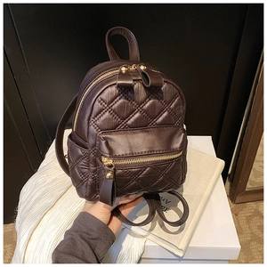Detailansicht kleiner brauner Stepprucksack mit Goldreißverschlüssen aus feinem Kunstleder