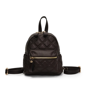 Mini zaino nero trapuntato da donna con cerniere dorate e trama elegante e minimalista