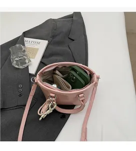 Vue macro du compartiment intérieur spacieux d'un sac seau en cuir ciré rose avec détails argentés