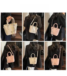 Vues multiples d'un sac seau minimaliste en cuir ciré porté par un mannequin en beige et rose
