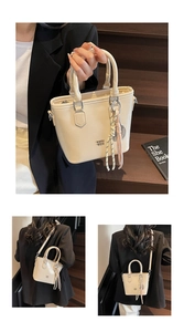 Détail du sac seau en cuir ciré crème avec foulard en soie et logo en métal argenté