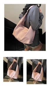Détail du sac à bandoulière en cuir plissé rose clair avec un grand design tote quotidien