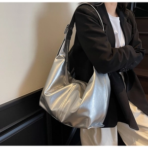 Détail du sac hobo argenté métallisé montrant sa texture souple et sa grande capacité