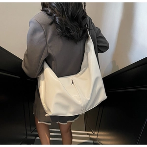 Vue arrière d'un mannequin portant un grand sac cabas blanc en similicuir poli