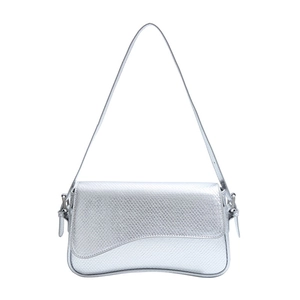 Sac à bandoulière argenté avec texture serpent et rabat asymétrique effet brillant