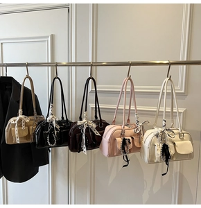 Borse Boston in stile francese in cinque colori con fiocchi e catene di perle eleganti