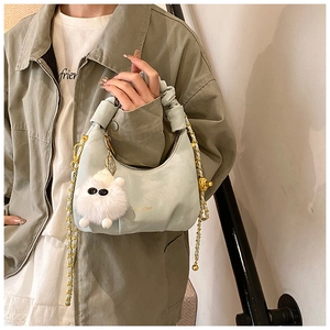Détail du sac nuage plissé bleu clair avec chaîne dorée et breloque mouton