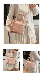 Détail du sac bandoulière plissé rose clair avec pompon et bandoulière réglable