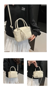 Détails du sac seau plissé beige avec charme à pompon et doubles poignées circulaires